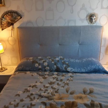 Chambre Lit Double Dans Pavillon , Chez Lilyanne Tonnay-Charente Exterior photo