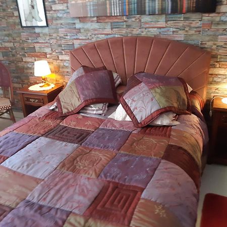 Chambre Lit Double Dans Pavillon , Chez Lilyanne Tonnay-Charente Exterior photo